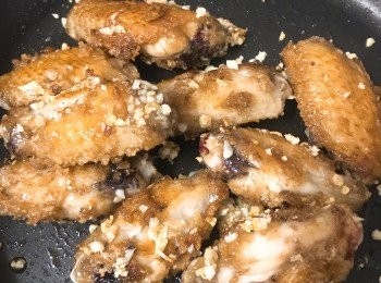 step4: <a href="https://bit.ly/3zHU5V3" target="_blank" data-keyword="雞翼" class="guide-link"><strong>雞翼</strong></a> <span style="display:inline-block;vertical-align:middle;margin-top:-3px;color:initial;border-radius:3px;padding:2px 3px;font-size:12px;line-height:14px;background:#87d300;color:#fff;">即買</span> 回鑊與蒜茸一起炒勻。熄火。