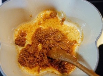 step2: 冬蔭功醬下鍋略炒。