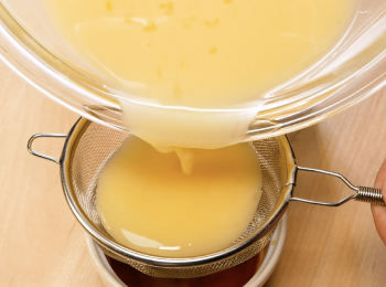 step4: 拿慮茶器過濾到布丁容器內。