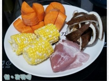 step1: 預先將雪耳以清水浸泡約三至四小時。
浸泡後可將雪耳蒂除去並切成小塊。
南北杏、百合及蜜棗以水浸泡或清洗，備用。