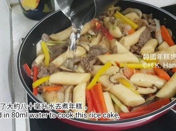 step15: 加大約八十毫升水去煮年糕，