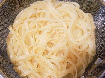 step9: 煮滾水加入鹽，意粉跟據包裝時間減2分鐘煮到半熟，隔水備用。