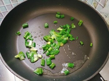 step2: 燒熱油鑊，下蔥花