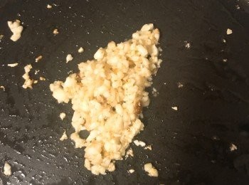 step3: 用油炒香蒜茸。