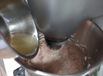 step6: 把暖的魚膠溶液加入紅豆芝士中快速攪勻  ;