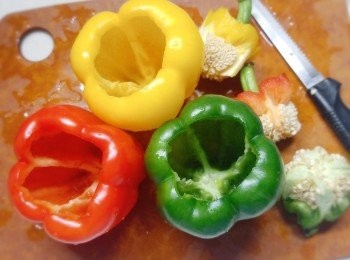 step6: 彩椒切去頂部和芯。把裡面的籽籽弄乾淨並
洗乾淨。