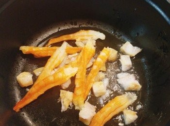 step4: 燒熱油爆香蝦乾和鹹魚。(整個廚房都瀰漫着一股很香的味道)