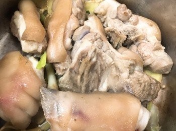 step3: 放入豬腳煎至金黃。