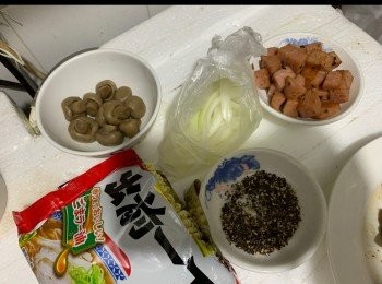step2: 可先煎香午餐肉 洋蔥切塊