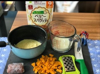 step1: 將粟米磨成茸放入煲內混合牛奶，南瓜切粒備用