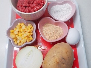 step1: 免治牛肉先用一湯匙糖、一湯匙生抽、一湯匙水、一茶匙油和適量黑胡椒醃約15分鐘。