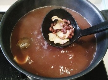 step7: 大概煲15分鐘時就把百合放進煲內