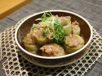 step5: 節瓜轉色後盛起節瓜甫，再加入生粉水打芡，然後在節瓜上淋上芡汁，完成！