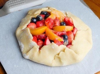 step6: 在批皮上塗一層蛋液，可灑少許白砂糖在上面，放入已預熱180度C焗爐，焗約35-40分鐘，至表面金黃色，水果軟身便可