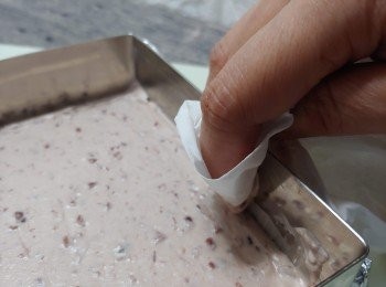 step8: 將<span class="group_3">紅豆芝士餡</span>倒入餅模中撫平; 用紙巾抹淨模邊後放雪櫃冷藏備用