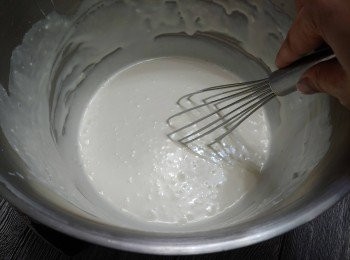 step15: 加入淡忌廉攪勻成<span class="group_4">椰香芝士餡</span>