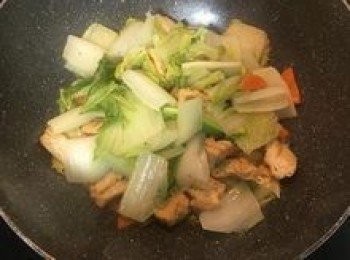 step11: 開鍋蓋試味道調整，放入蔥綠拌勻即可起鍋上菜。