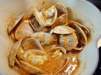 step5: 加蓋煮至大蜆全開全熟。