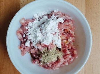 step2: 肉碎用醃料先醃10分鐘以上。