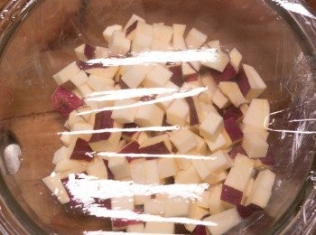 step2: 地瓜切骰子狀泡在水裡3分鐘除表面黏液及防氧化。
瀝水，放入耐熱容器中，封上保鮮膜放入微波500w加熱5分鐘。