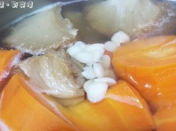 step4: 煲滾水後將瘦肉、螺頭、猴頭菇、海底椰、紅蘿蔔及南北杏放入
以慢火煲約45分鐘。亦可按喜好加入蜜棗以作調味。