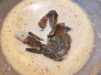 step4: 軟殼蟹沾上<span class="group_2">炸漿</span>。