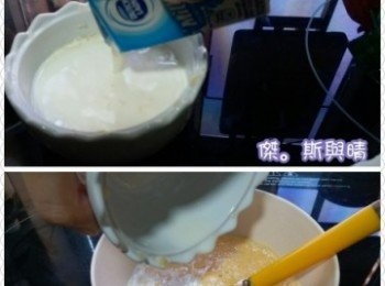 step2: 將雞蛋打勻, 再加入蘋果蓉,備用，預備好牛奶
(如需加糖, 可以加入牛奶中攪拌)將牛奶加入蛋液及蘋果蓉內攪拌