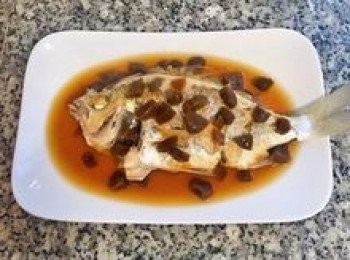 step7: 將蒸好的魚擺到盤中，將醬汁及菜心淋到魚上；