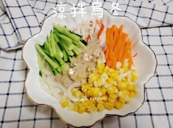 step1: 煲滾水，放紅蘿蔔絲略煮至軟盛起，瀝乾備用。放粟米粒煮1分鍾盛起備用。
烏冬放入滾水煮約 2 分鐘，取出放入冷開水中約1分鐘，盛起瀝乾放入大碗內。
將其他材料鋪在烏冬上，加芝麻醬撈勻即成。