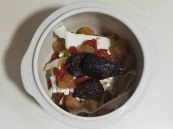 step2: 將雪梨乾鋪於燉盅底，以免浮起，再分別加入乾淮山、川貝母、南北杏及乾百合，最後分別放入桂圓肉、杞子及紫花果