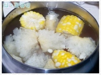 step2: 印度椰子、紅蘿蔔及粟米先洗淨並切成小塊，備用，將瘦肉稍作清洗再汆水，以除去多餘油份，備用。預先煲滾一煲水，再將湯料逐一放入。
煲約個半小時即可。