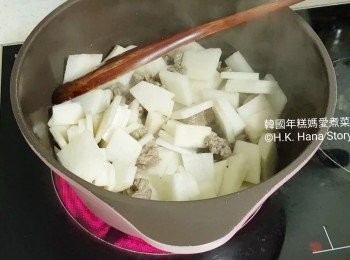 step2: 牛肉炒熟後倒入350g 白蘿蔔切片和加入1tsp 鹽拌勻，讓牛肉蘿蔔煮一會，
(1tsp鹽是因應韓國人口味來加的，如果想淡些可以用1/2tsp鹽)