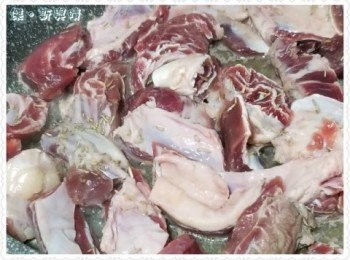 step1: 牛肋條需要預先解凍及洗淨， 煮滾一鍋水，加入迷迭香葉及牛肋條汆水，再撈出瀝乾，備用，將蕃茄、洋蔥及紅蘿蔔洗淨，並切成小塊