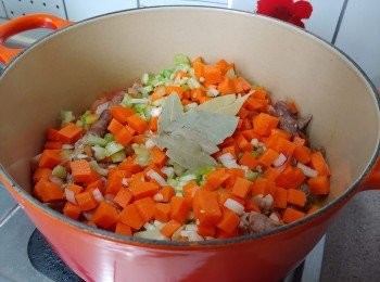 step5: 把材料轉往大煲中，下西芹粒及紅甘筍丁
