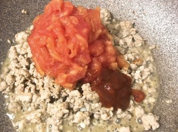 step7: 放入蕃茄肉及茄醬炒勻。
