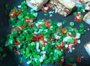 step4: 加入蔥花及鹽與豆腐炒勻。