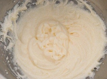 step3: 將忌廉芝士放置室溫，用電動打蛋器打發軟化，然後下糖、雞蛋、焦糖漿和麵粉拌勻