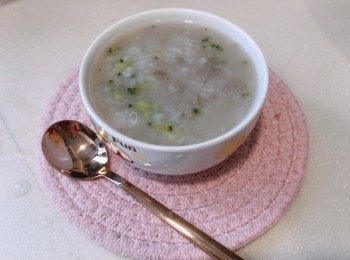 step3: 煲水，水滾後放米，煲大約15分鐘，加入牛肉及菜菜，煲多5分鐘，熄火留在煲10分鐘