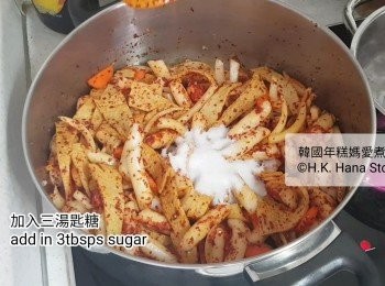 step6: 炒勻後加入糖，
