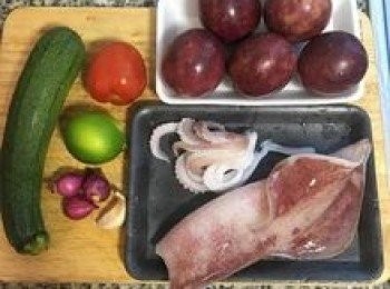 step1: 將中卷表面的薄膜去除洗淨瀝乾；百香果、櫛瓜和蕃茄都洗淨；