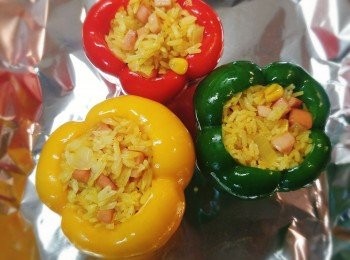 step9: 把炒飯裝到甜椒裡壓緊實。