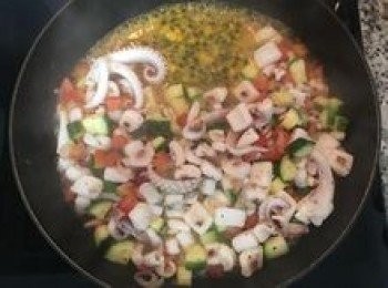 step10: 加入一半的百香果粒和果汁煮滾(剩下的百香果汁可以用來調蘇打水當飲品或留做其它菜餚)，