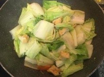 step9: 略炒軟後，放入1/4杯水拌炒；