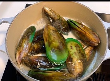 step8: 確定所有青囗開囗後，加入蔥和蕃茜碎，趁熱上桌