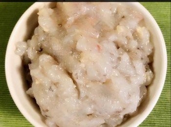 step2: 將鮮蝦仁略切碎。