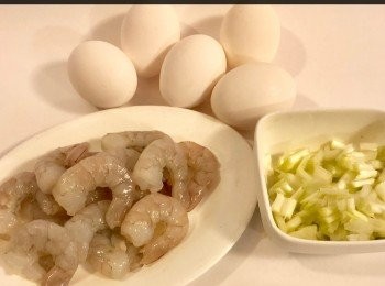 step1: 5隻雞蛋。250g 急凍蝦仁。韮黃或蔥切小段。