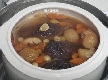 step3: 並於燉盅內注加水份至八成滿，以燉盅慢燉三小時即成