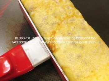 step7: 把卷蛋切成平均的大小，撒上葱花或肉鬆，趁熱享用，即成。