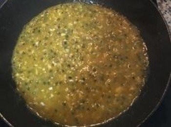 step10: 將百香果汁倒入鍋裡小火煮滾，試味道做調整即可；