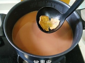 step6: 先放果皮，再以中火煲60分鐘